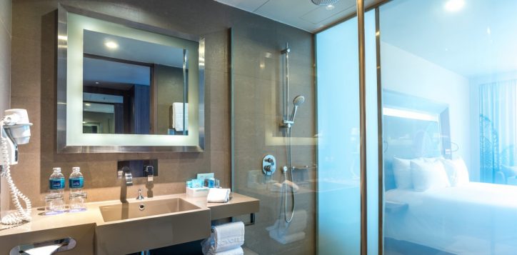 rooms-executive-room-king-bathroom-mg-off_1920x1080