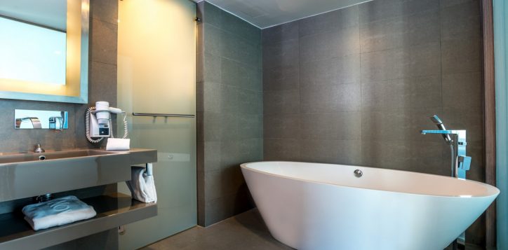 rooms-executive-suite-bathroom_1920x1080